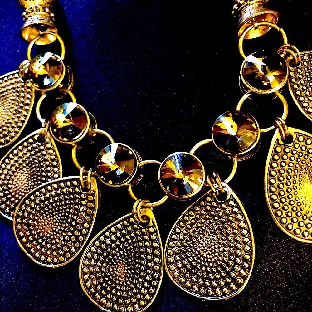 Necklace Showpiece for Women who don’t mind standing out. Faucet gems in Silver